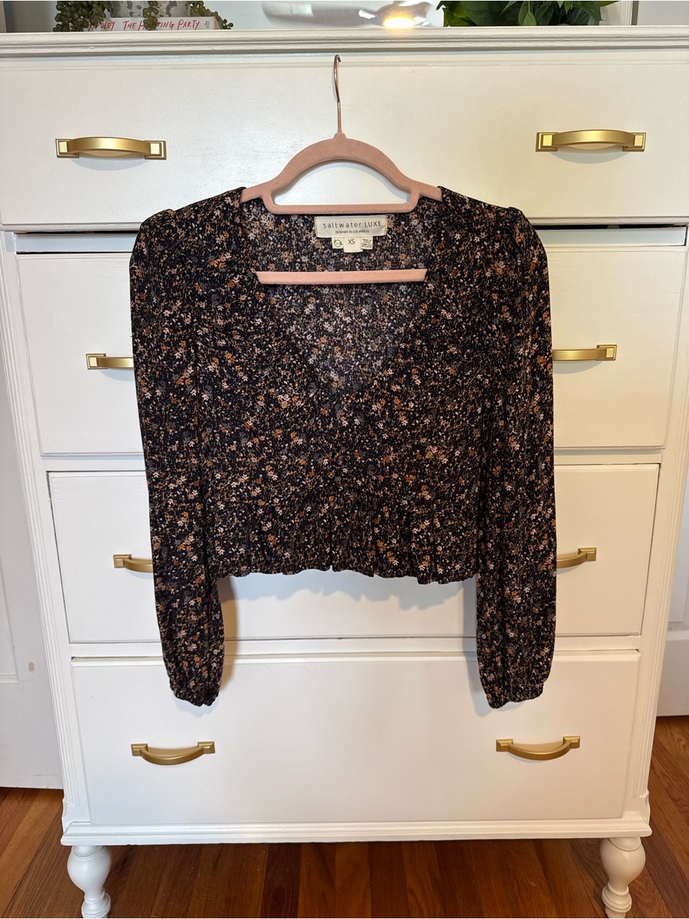 saltwater LUXE Black Floral Cropped V-Neck Top Size XS 🌸🖤